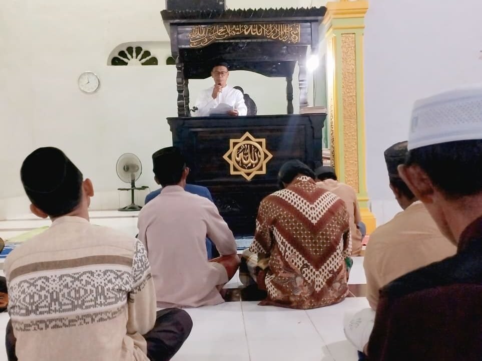 Pj. Kades CHT bacakan Sambutan Bupati Luwu Timur pada Tarawih Perdana, Ajak Warga Jadikan Ramadhan Momentum Perbaikan Diri